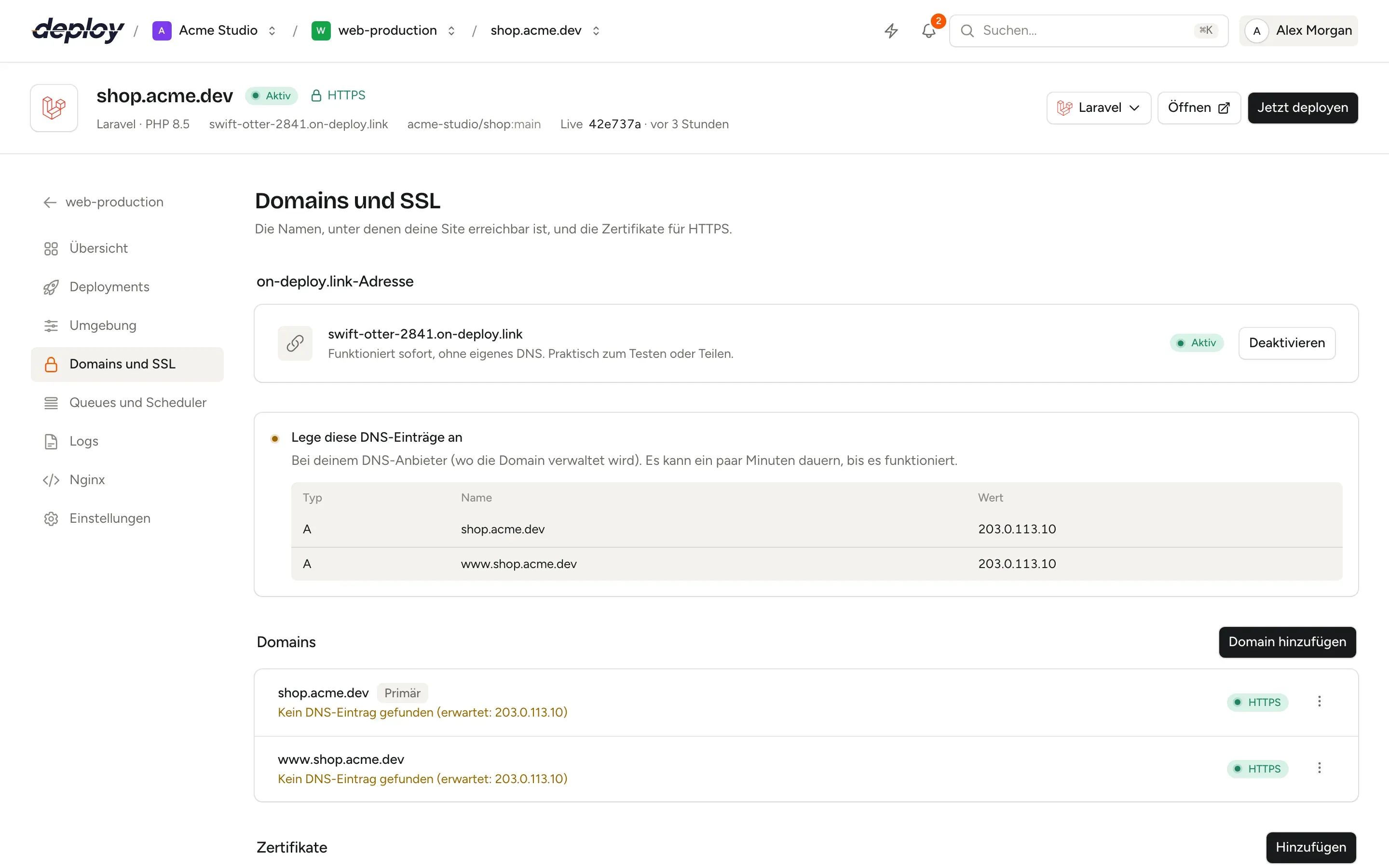Die Seite Domains und SSL einer Laravel-Site in Vimonto Deploy mit ihrer on-deploy.link-Adresse, den anzulegenden DNS-Einträgen und zwei Domains mit HTTPS