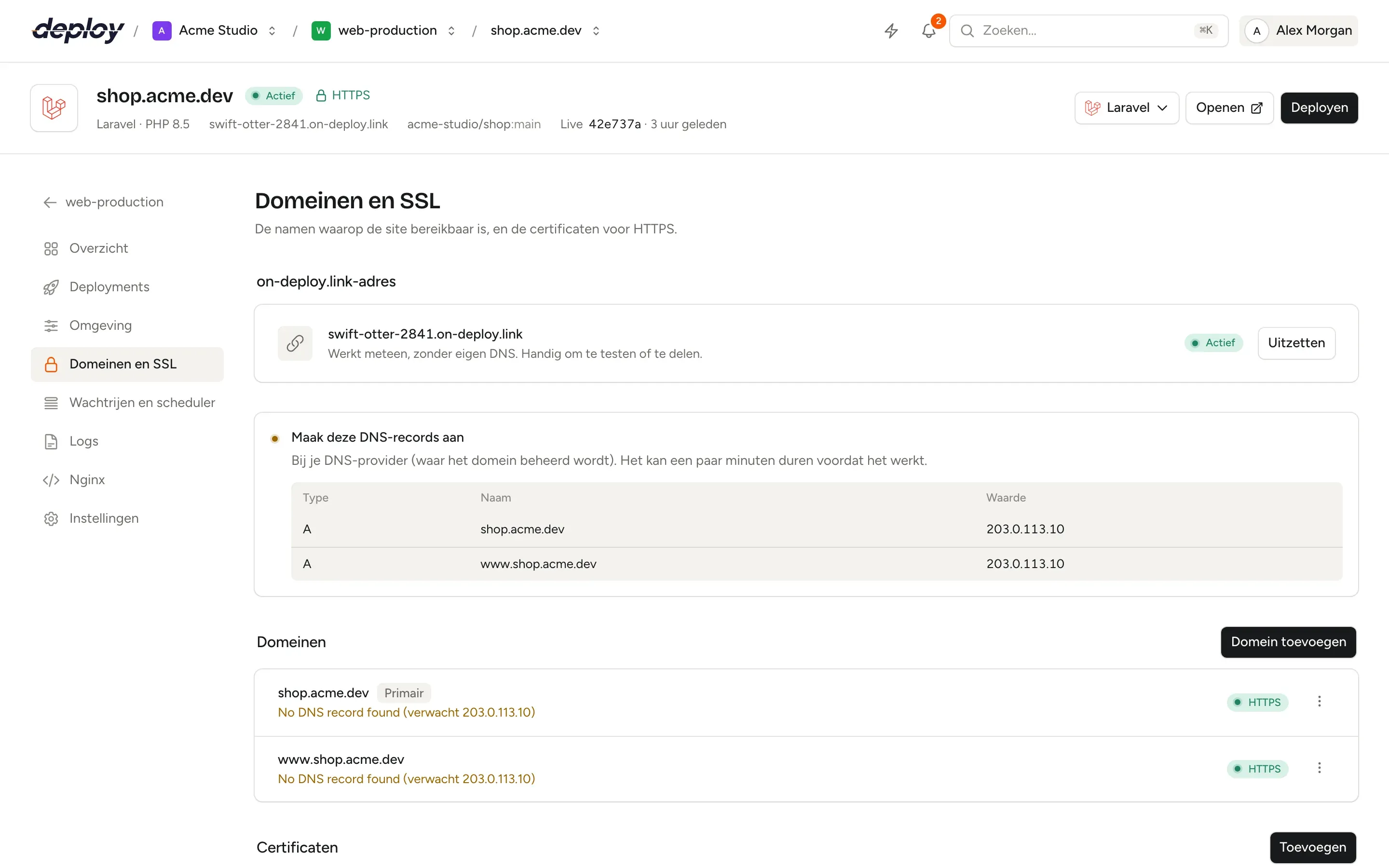 De pagina Domeinen en SSL van een Laravel-site in Vimonto Deploy met het on-deploy.link-adres, de aan te maken DNS-records en twee domeinen met HTTPS