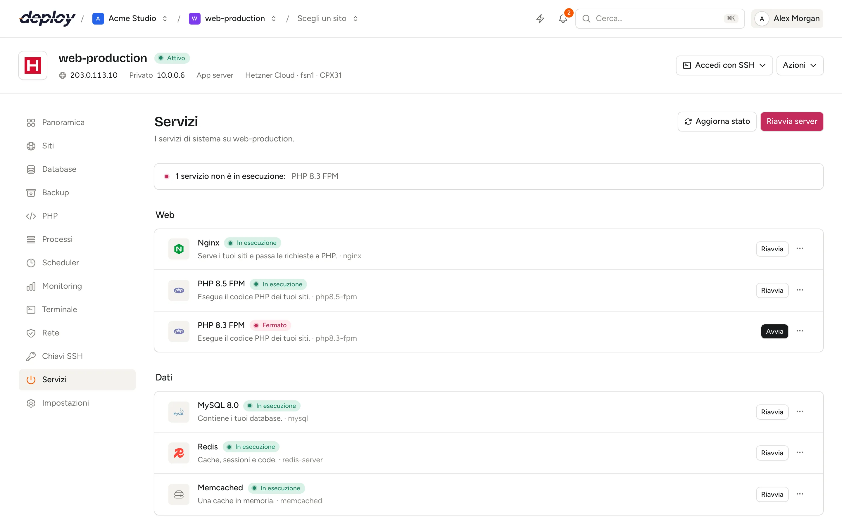 La pagina Servizi di un server, con una riga di riepilogo che indica che tutti i servizi sono in esecuzione, poi Nginx, PHP-FPM, MySQL, Redis e altri servizi raggruppati in Web, Dati e Sistema, ciascuno con lo stato In esecuzione, un pulsante Riavvia e un menu