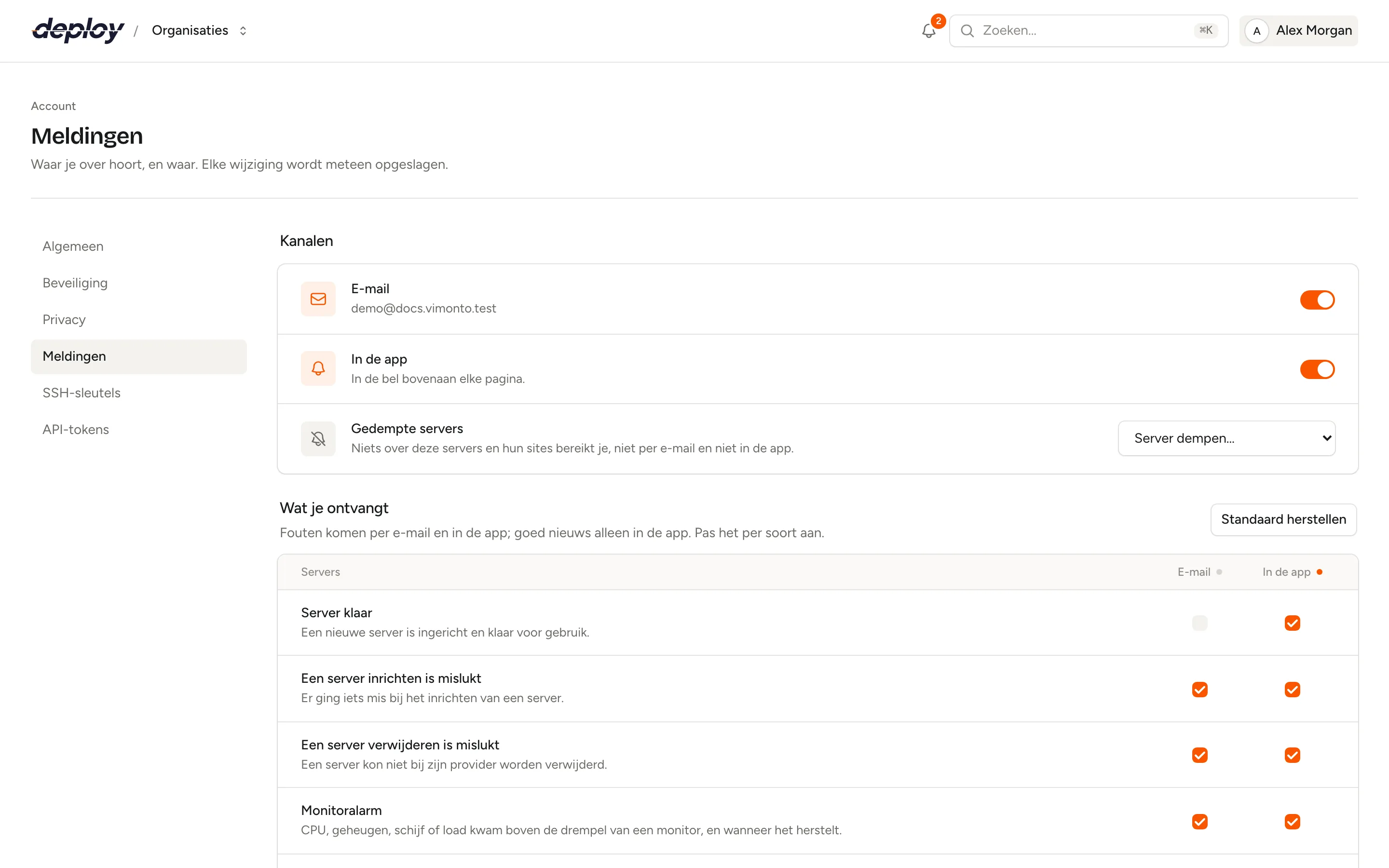De meldingsinstellingen met de kanalen e-mail en in de app, gedempte servers en een schakelaar per soort melding