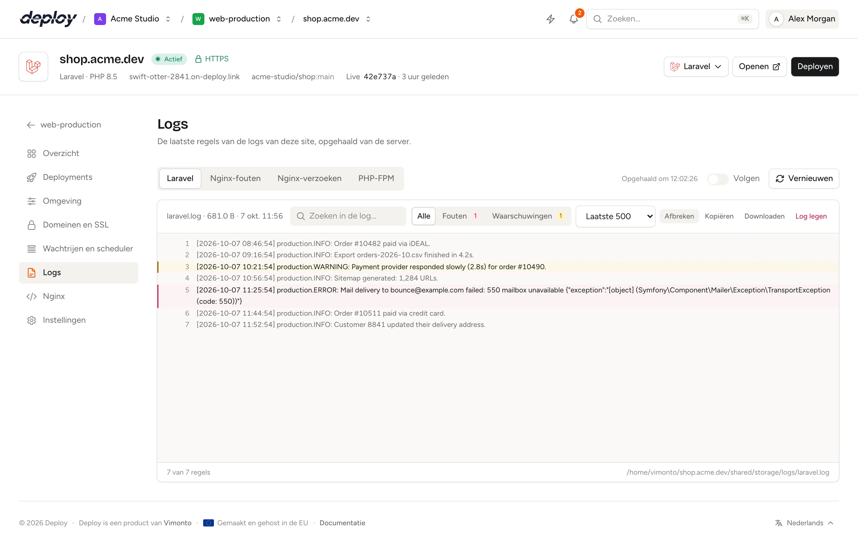 De pagina Logs van een site met de Laravel-log, foutregels rood gemarkeerd, een zoekveld en de filters Fouten en Waarschuwingen